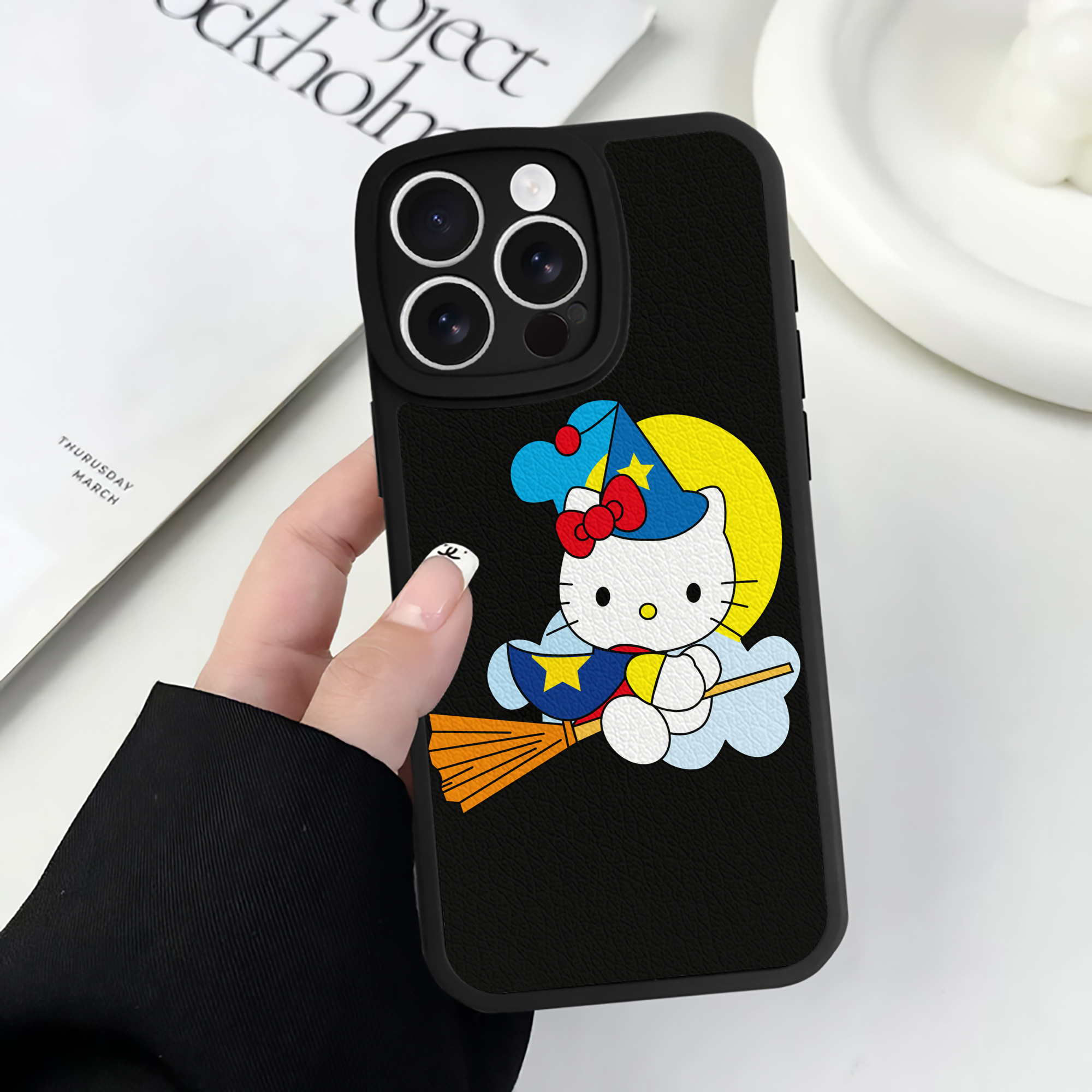 （画像用） Hello Kitty ハローキティ 【iPhone 16シリーズ対応】シリコンスマホケース（レザー調） 材質：シリコン